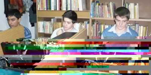 Elevii sunt încântaţi că pot accesa programe care-i ajută să înţeleagă lecţiile de la clasă