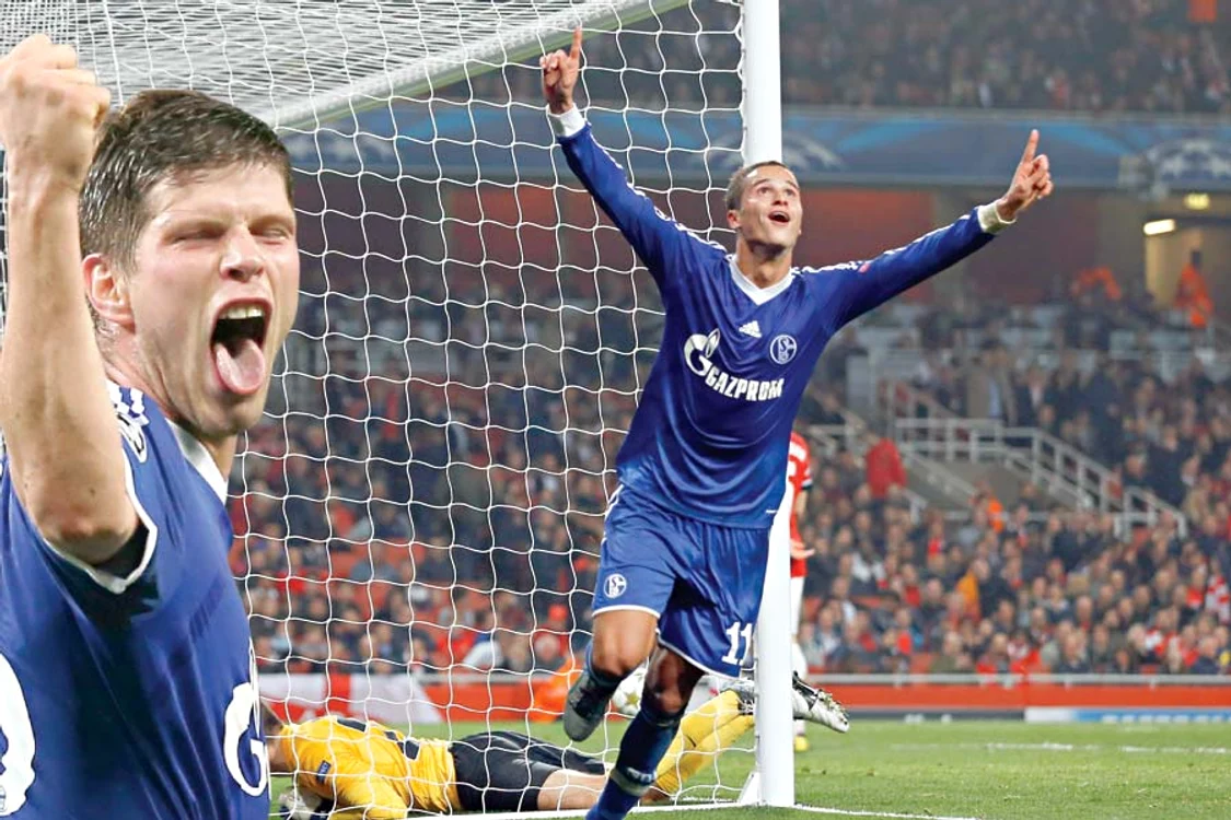 
    Huntelaar şi-a confirmat  statutul de golgeter şi în  Anglia. El a fost înlocuit în  minutul 88 chiar de colegul  său de pahar, Marica  