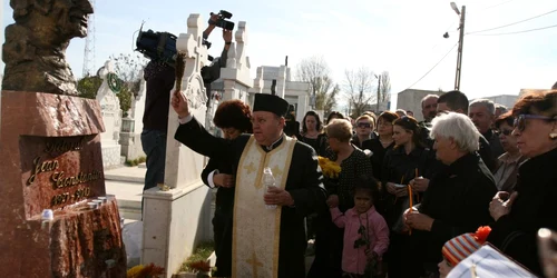 Bustul lui Jean Constantin a fost aşezat pe cruce