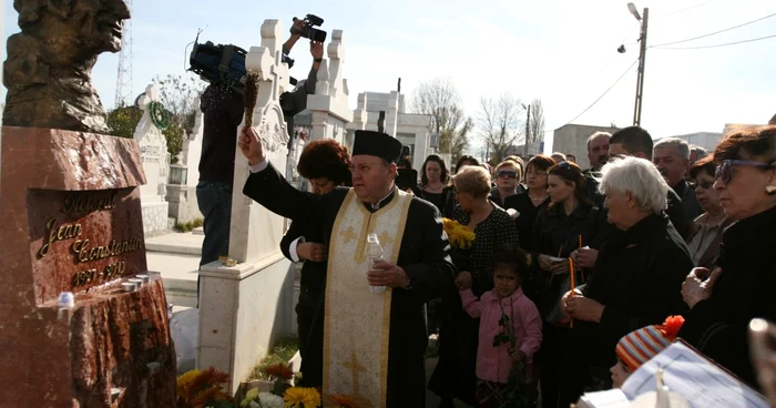 Bustul lui Jean Constantin a fost aşezat pe cruce