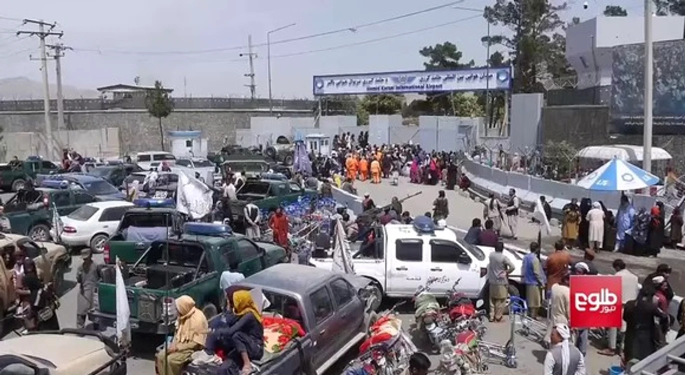 
    Este haos în jurul aeroportului din Kabul, unde mii de oameni încearcă să intre și să prindă un loc în „avioanele vieții”  