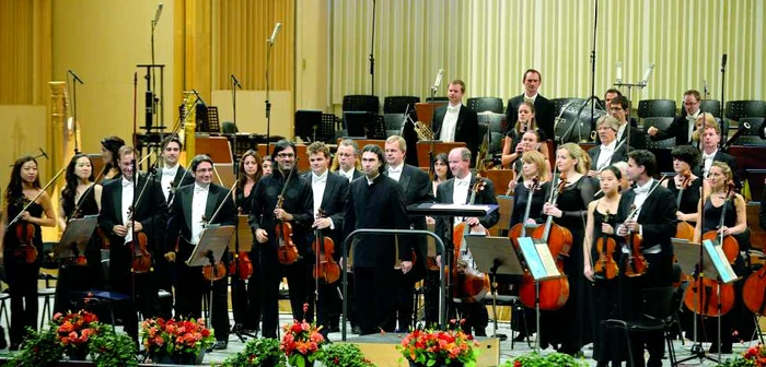 Dirijorul Vladimir Jurowski şi violonistul Leonidas Kavakos, alături de Filarmonica din Londra FOTO: Agerpres