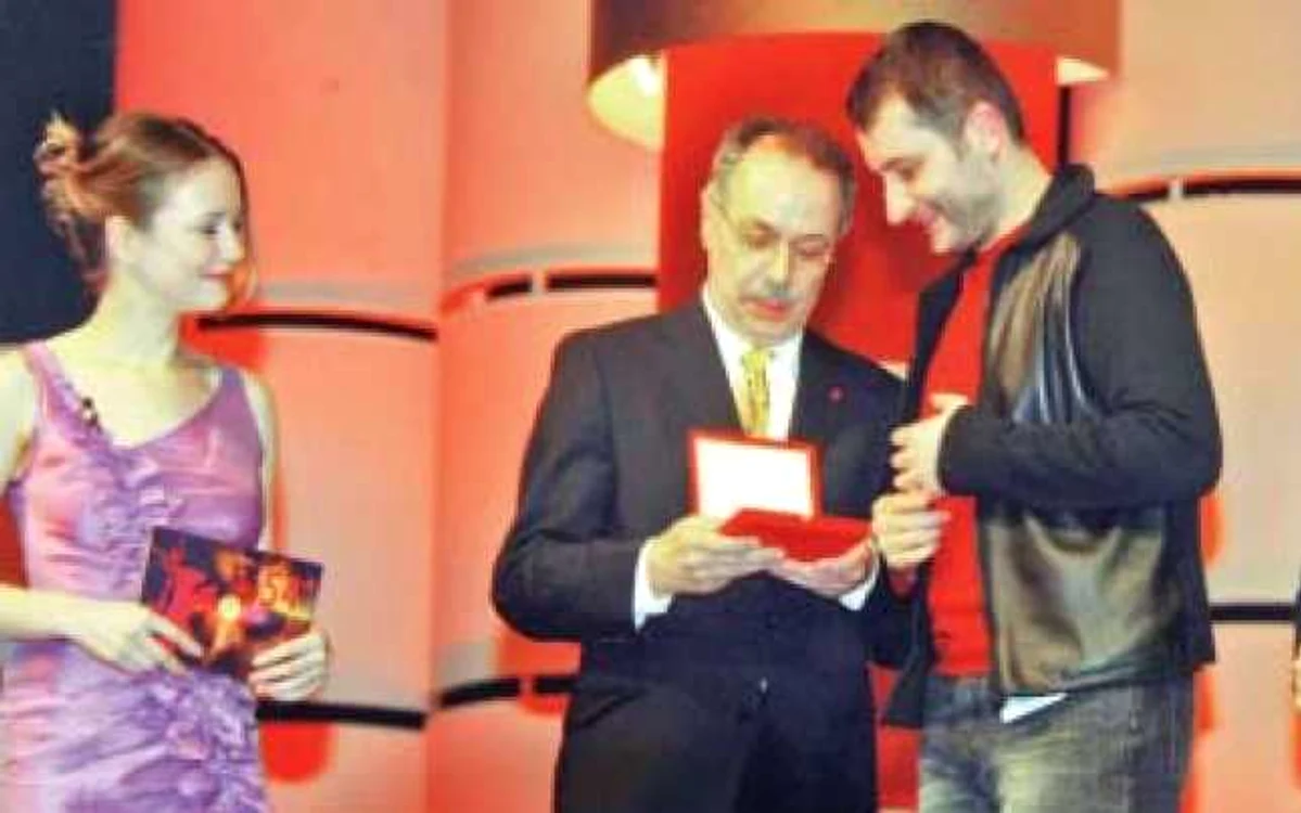 2004, Berlin, decernarea premiului „Ursul de Aur“ pentru scurtmetrajul „Un cartuş de Kent şi un pachet de cafea“: puloverul lui Mungiu îi era scurt lui Cristi Puiu