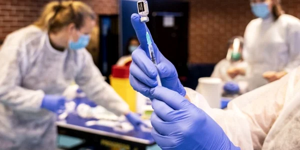 persoane vaccinare covid coronavirus . foto epa-efe
