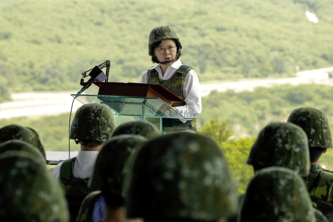 Tsai Ing-wen vorbind în faţa unor militari taiwanezi FOTO EPA-EFE