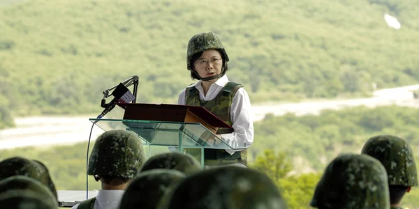 Tsai Ing-wen vorbind in fata unor militari taiwanezi FOTO EPA-EFE