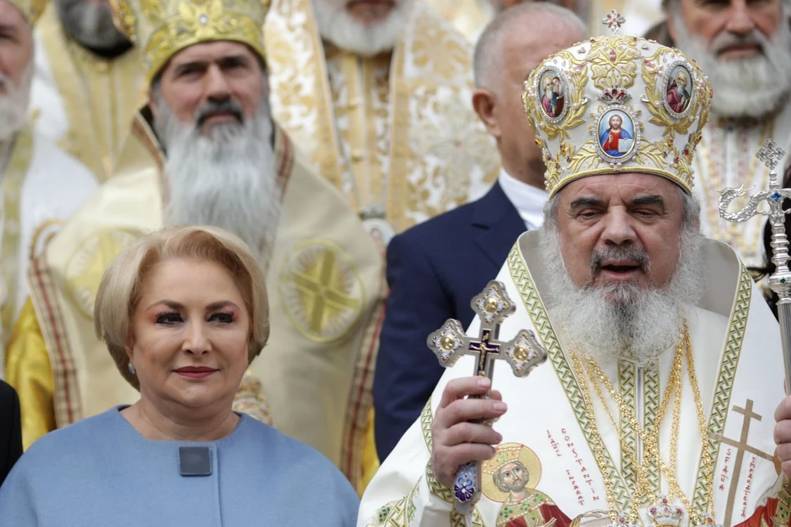 Viorica Dăncilă şi Patrarhul Daniel. Foto: Inquam.