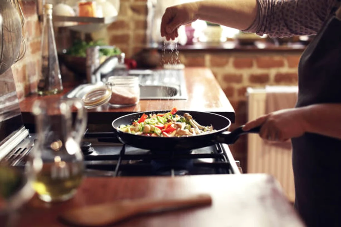 Gătitul acasă poate fi mai toxic decât mâncarea de tip fast-food / FOTO: istock