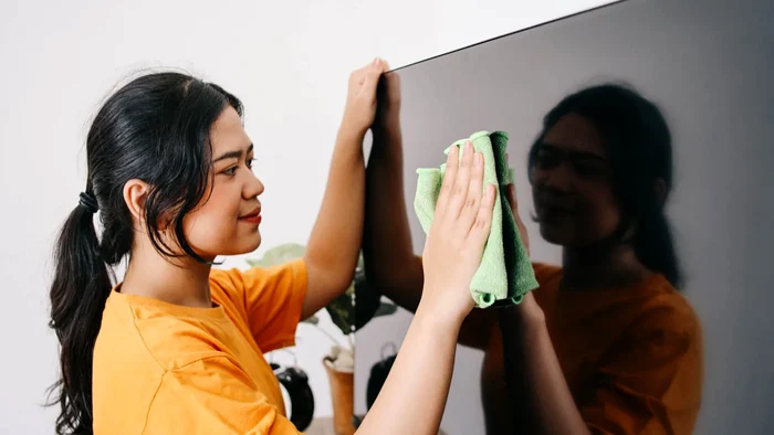 Cum se curăță praful de pe un televizor.