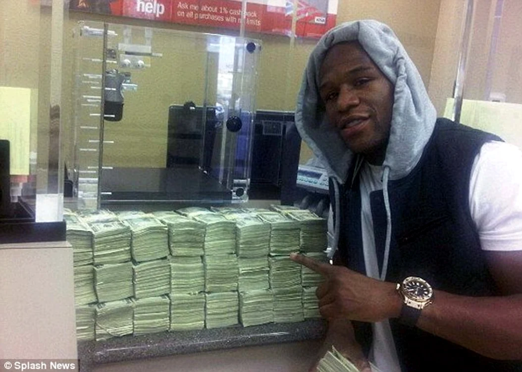 
    Floyd Mayweather s-a pozat cu banii  