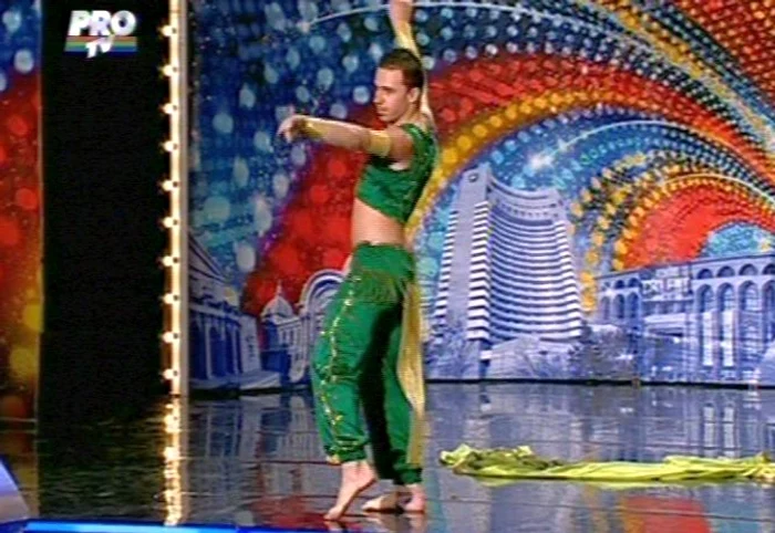 Primul român dansator din buric (Foto: captură video Pro TV)