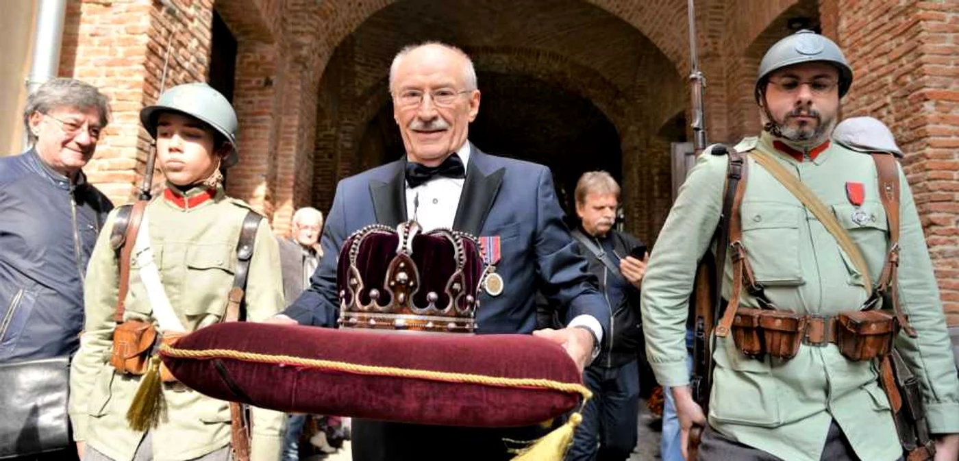 Victor Rebengiuc a purtat în braţe Coroana Regală, aducând-o  la  HUB-ul FNT de la ArCuB Gabroveni FOTOGRAFII: Lucian Muntean