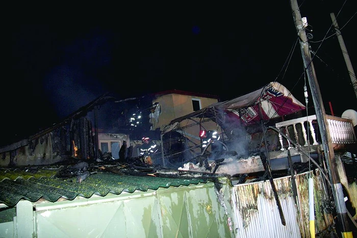 
    Flăcările au cuprins patru case, iar  pompierii le-au stins după două ore  