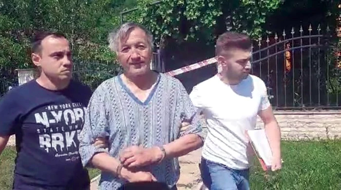 Nicolae Monea (foto centru) şi-a bătut soţia în repetate rânduri FOTO: Curierul Zilei