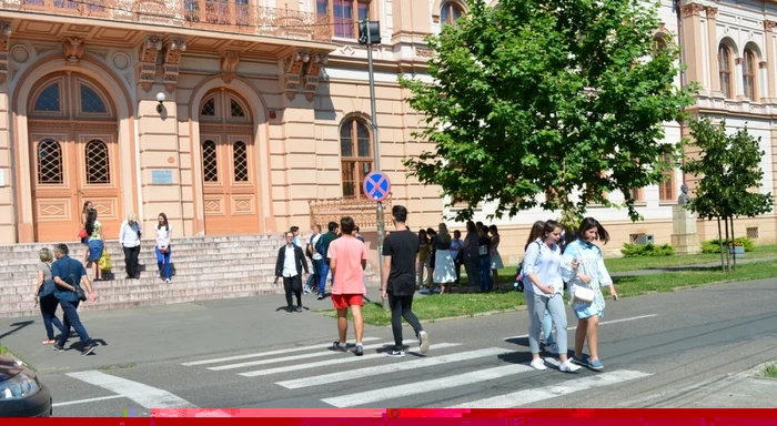 Elevii au ieşit din săli cu zambetul pe buze FOTO Adevărul