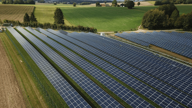 Panourile fotovoltaice au produs jumătate din energia României. Producție record echivalentă cu patru reactoare nucleare