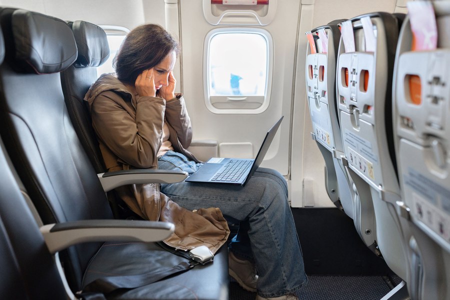 Panică la bordul unui avion: un laptop a luat foc în timpul zborului, rănind mai mulți pasageri