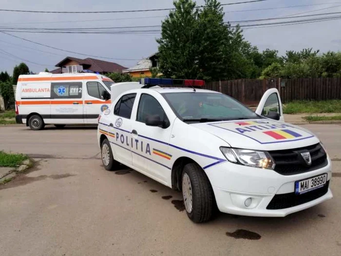 Tânăra a fost preluată de o ambulanţă FOTO botosaninews.ro