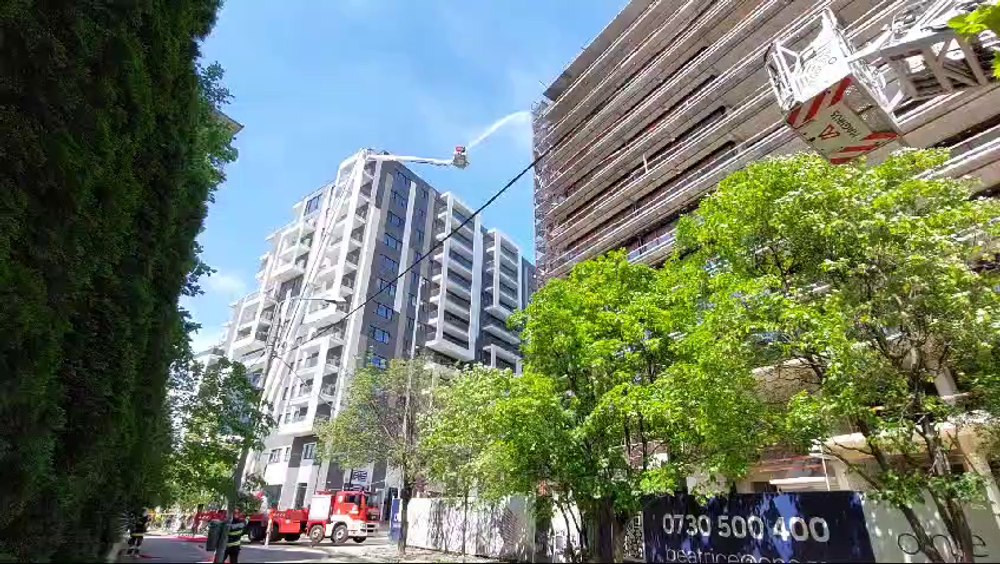 Incendiu la fațada unui bloc în construcție din Nordul Capitalei. Fumul dens, vizibil de la distanță VIDEO