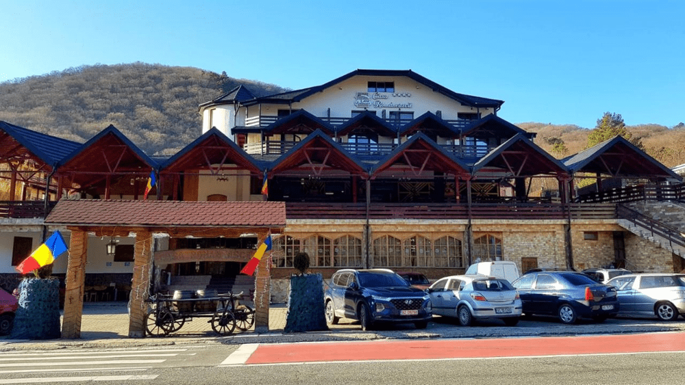 Incendiu la unul dintre cele mai renumite hoteluri din Călimănești – Căciulata: Casa Românească FOTO