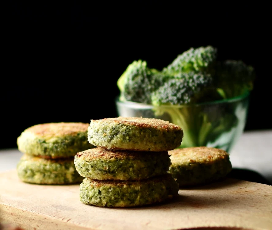 Burger de broccoli cu parmezan. 