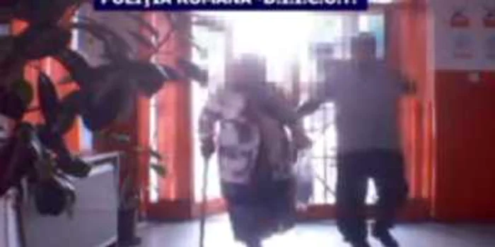 Bătrâna a fost adusă la oficiul poștal de unul dintre traficanți