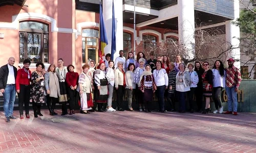 24 de femei din 10 țări francofone au împărtășit, la Muzeul Satului, experiențele lor în arta broderiei / FOTO  jpeg