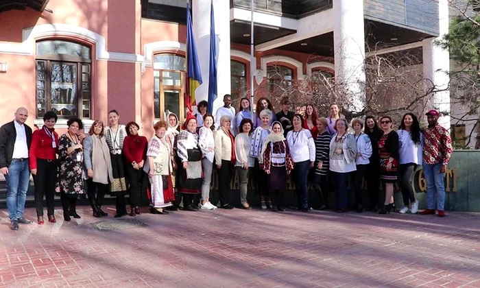 24 de femei din 10 țări francofone au împărtășit, la Muzeul Satului, experiențele lor în arta broderiei / FOTO  jpeg