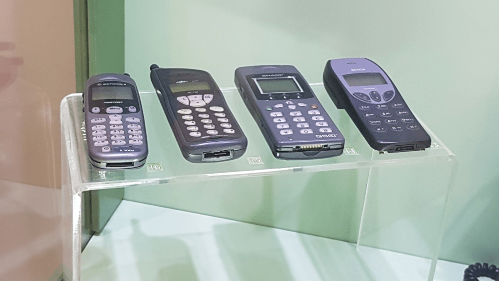 Telefonul lui Gheorghiu-Dej și primele celulare din anii `90, puse laolaltă în cea mai mare colecție din țara noastră