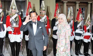 Sultanul din Brunei Hassanal Bolkiah (72 de ani)  Avere: 20 miliarde $ jpeg