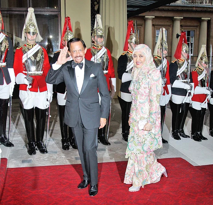 Sultanul din Brunei Hassanal Bolkiah (72 de ani). Avere: 20 miliarde $