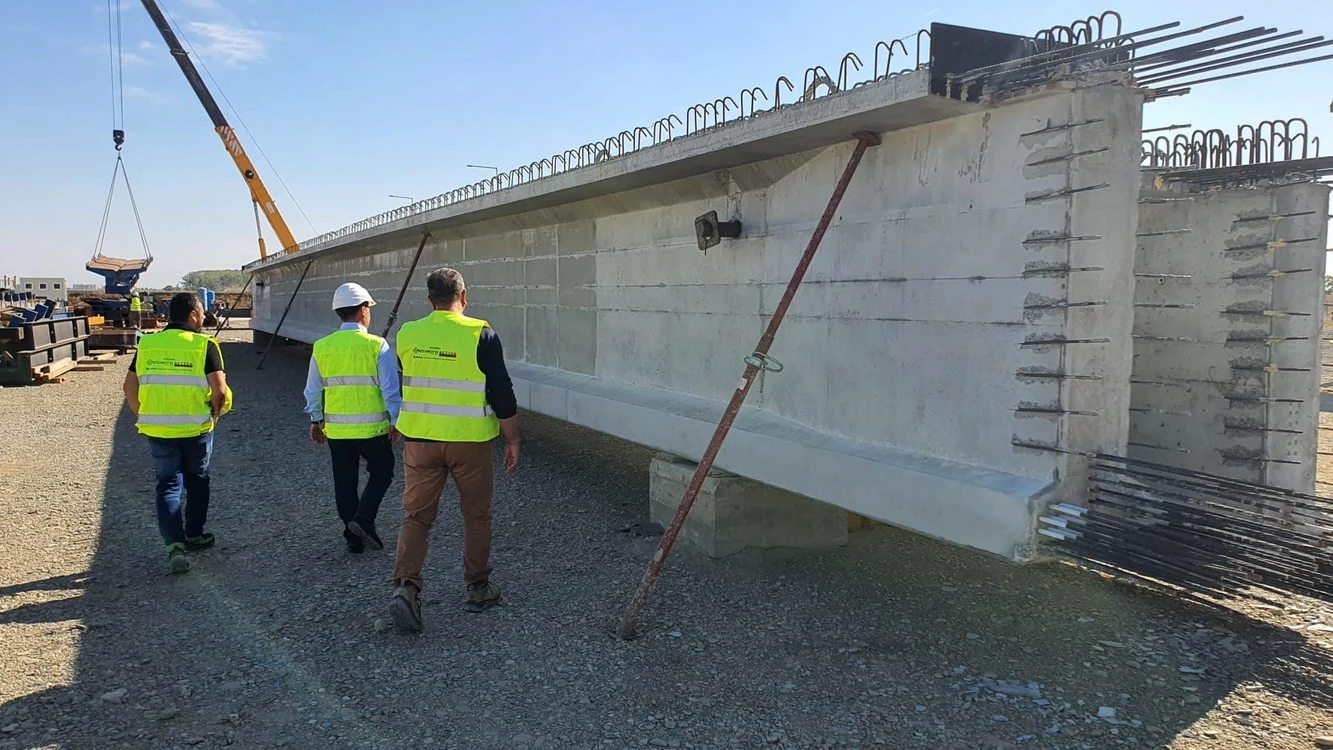 Instalație de producție a grinzilor din beton pe șantierul Autostrăzii Ploieşti-Buzău. FOTO Irinel S