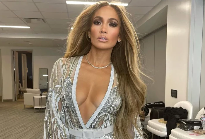 FOTO Imagini cu Jennifer Lopez, cazată la un hotel de lux din București: incident la ușa rotativă. Artista și-a dorit să cânte în fața Casei Poporului