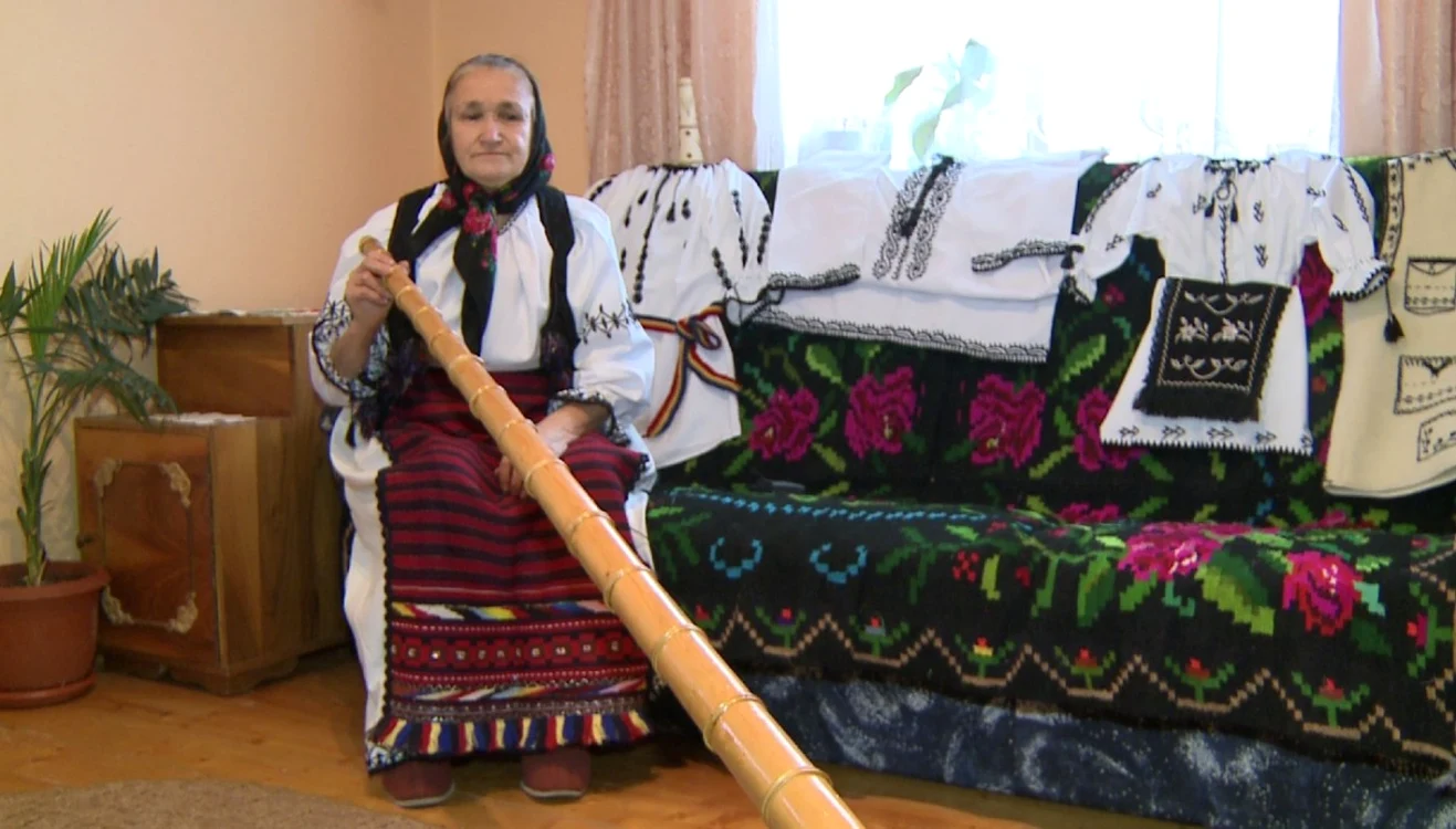 Mariana Gligor şi tulnicul la care cântă de peste 60 de ani. Foto: Adevărul