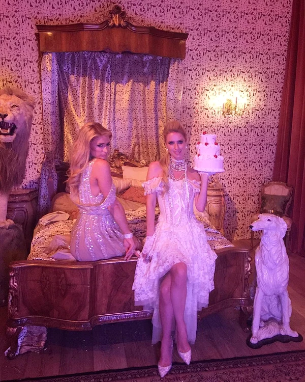 Paris și Nicky Hilton