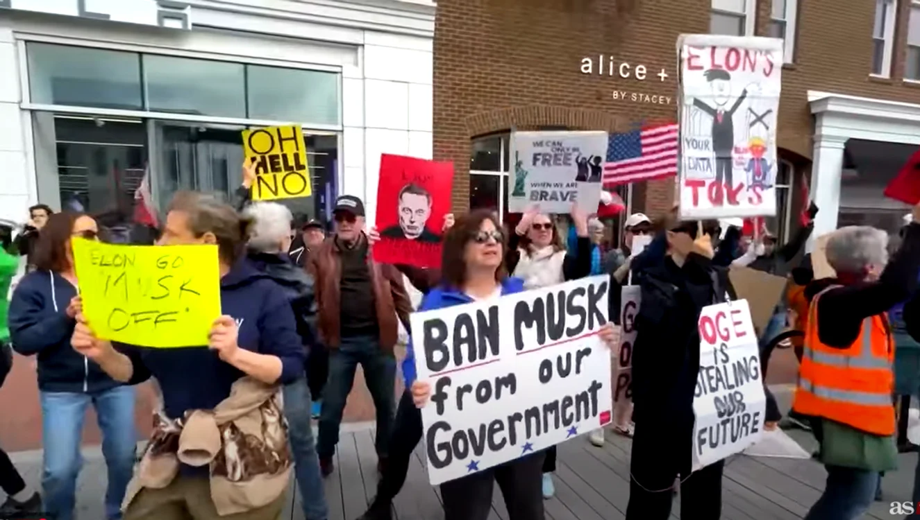Protestatari în fața reprezentanței Tesla din Washington. FOTO captura Diario AS 