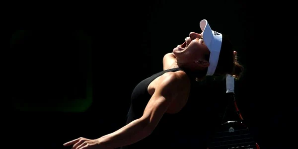 Simona Halep serveşte contra Camilei Giorgi în tipul unei partide din cadrul turneului de la Miami la centrul Crandon Park Tennis în Key Biscayne Florida FOTO Guliver/Getty Images