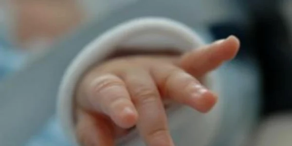 Asistentele au fost la un pas să îi facă bebluşului o transfuzie cu altă grupă de sânge