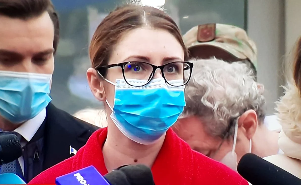 Mihaela Anghel este primul român vaccinat împotriva COVID-19. Are 26 de ani și de 4 ani lucrează la