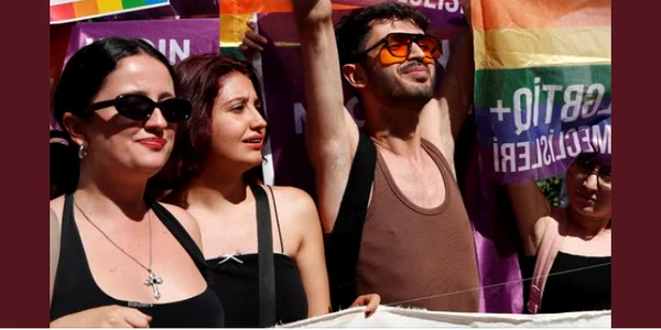 parada Guy Turcia  FOTO VOA Portugues png