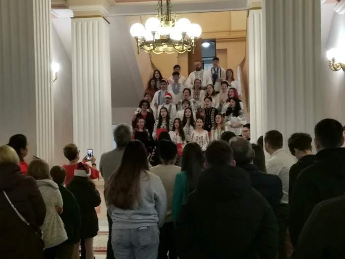 Elevi și profesori de la Liceul „P.S. Aurelian” au cântat colinde FOTO: A. Mitran