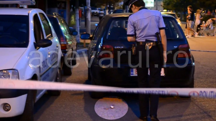 Muniţia a fost păzită de poliţişti până la sosirea pirotehniştilor de la ISU Buzău FOTO: Iulian Bunilă