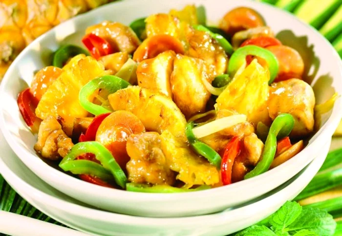 Un preparat mai exotic, dar care îmbină perfect carnea fragedă cu gustul uțor acrișor al ananasuluiclickpoftabuna.ro