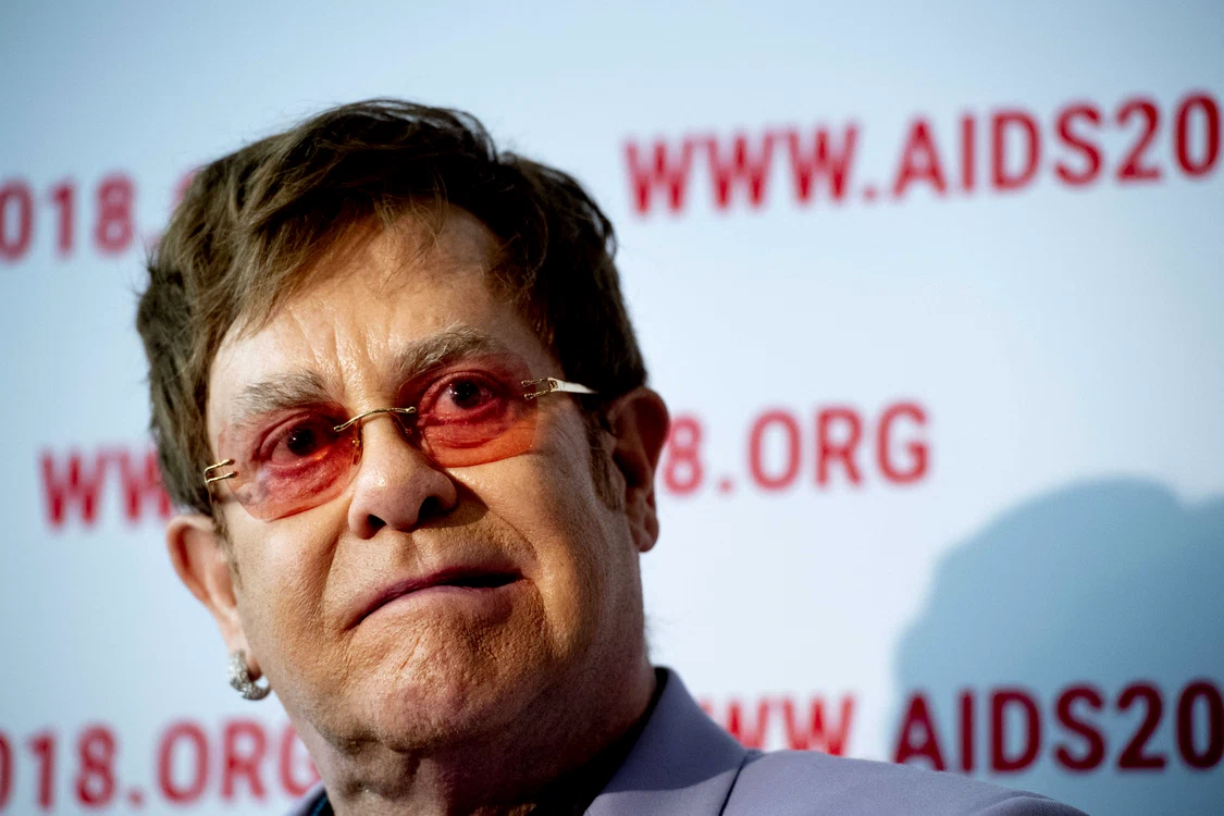 
    Elton John, în vârstă de 71 de ani, zice că, în casa lui, televizorul stă mai mult închisFoto: Guliver / Gettyimages  
