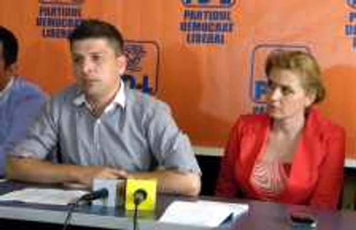 Roberta Anastase a susţinut miercuri la Ploieşti o conferinţă de presă la care au fost invitaţi şi membrii TDL. În stânga, Sorin Moldovan, preşedintele organizaţiei naţionale de tineret a PDL. FOTO Dana Mihai