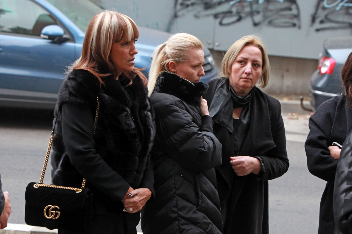 
    Mihaela Constantinescu și Simona Secrier au venit împreună la priveghifoto: Click!  