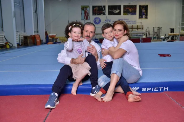 Marius Urzică şi familia FOTO Arhiva personală