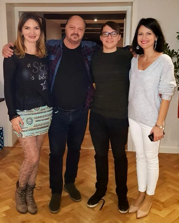 VIctor Socaciu și cei trei copii ai săi, Alessia, Victoraș și Iulia (de la stânga la dreapta)
