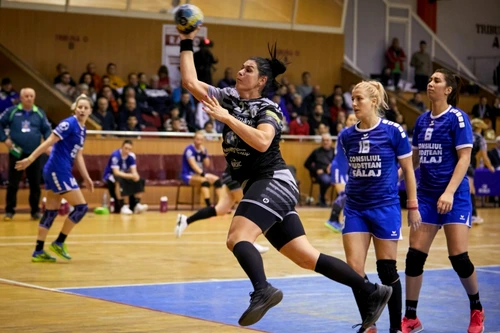 Oana Manea înscrie pentru CSMB în meciul cu ZalăulFoto: Sport Pictures
