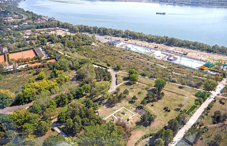 Roată panoramică pe malul Dunării, la Galați. Va fi montată lângă o construcţie unică în România